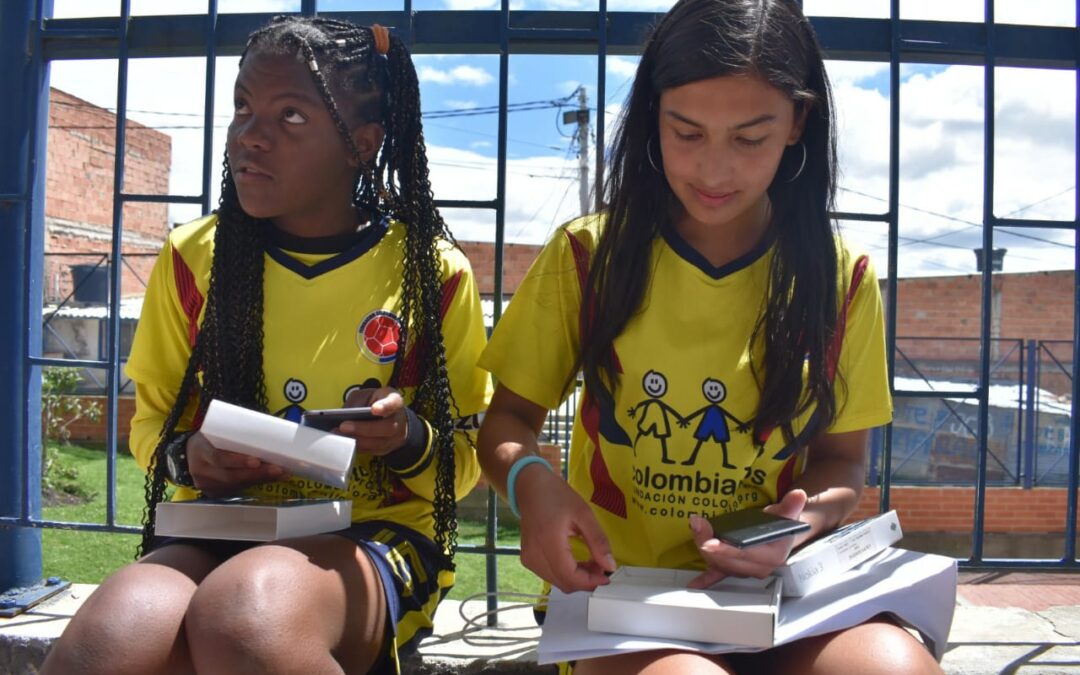 Con la entrega de celulares apoyamos la educación de nuestros colombianitos