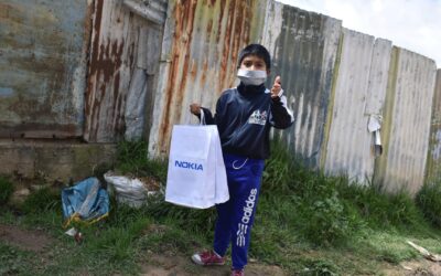 Colombianitos de Ciudad Bolívar reciben celulares para estudiar